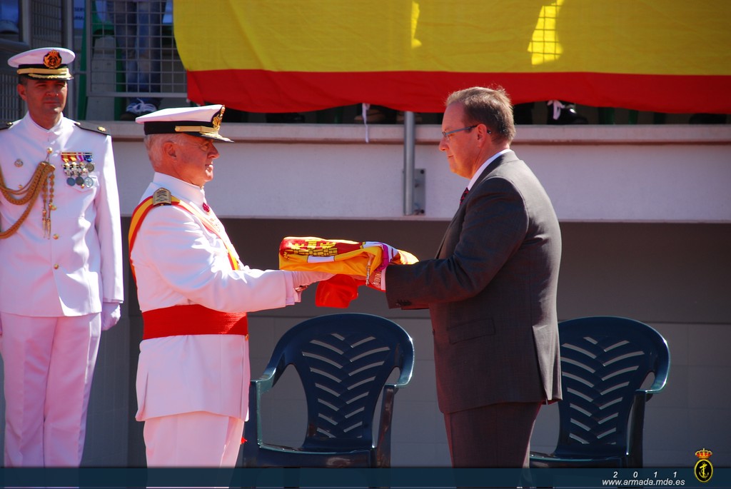 El AJEMA ha donado la Bandera que ha presidio la ceremonia al alcalde de Pilar de la Horadada